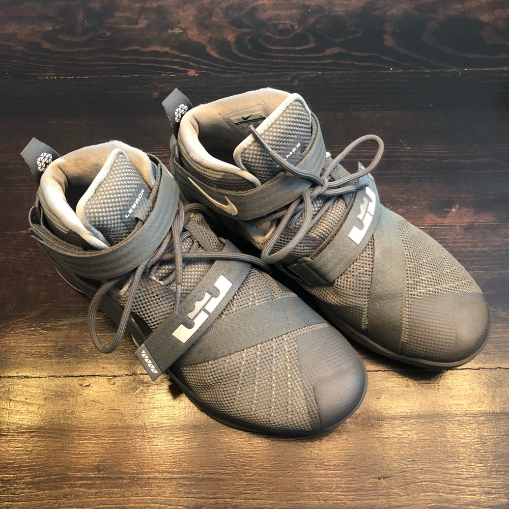 Mens Nike LeBron Soldier 9 / Size 9